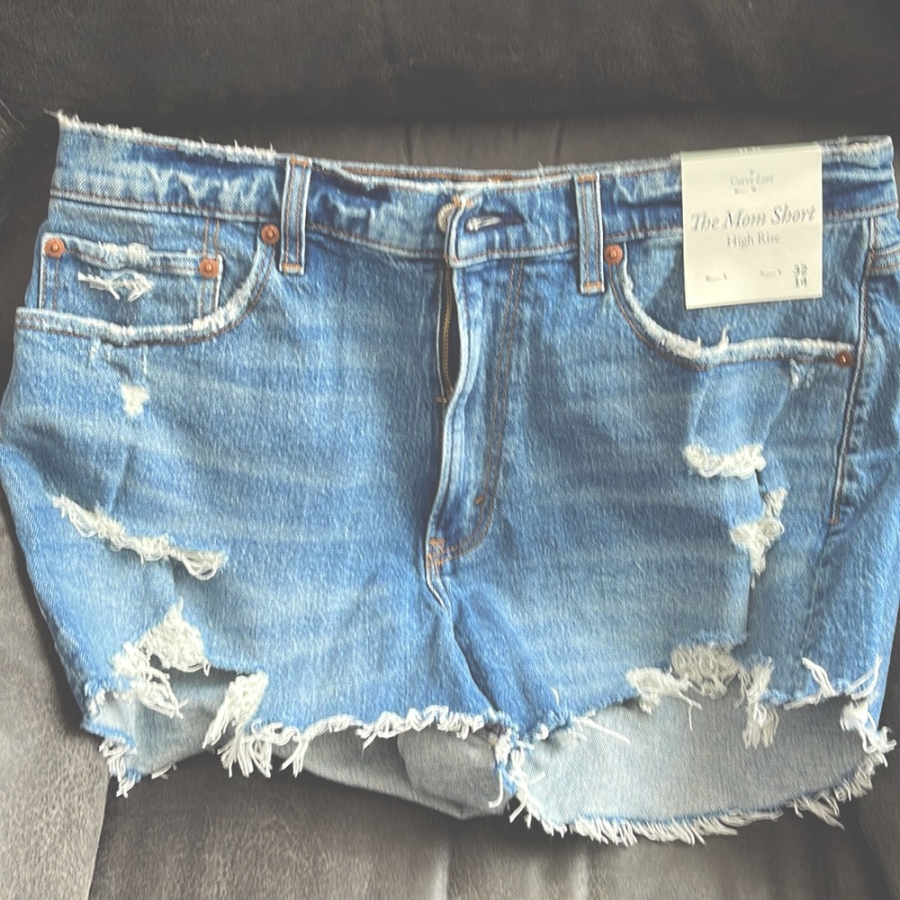 Brand new Abercrombie & Fitch Mom Short High Rise.  Brand new with tags!